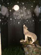 Bark at the moon, wolf shadowbox