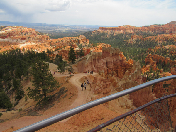 Hikers in Bryce Canyon