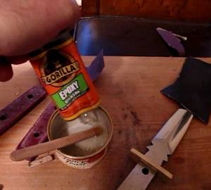 Mix the epoxy glue