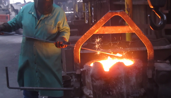 Skimming impurities out of the ladle 