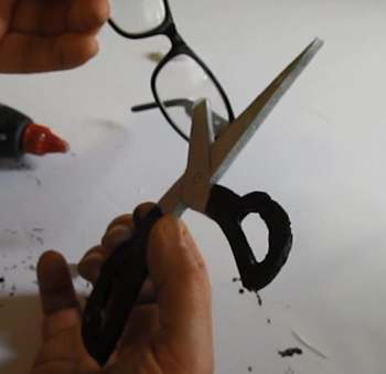 GLue scissors to glasses